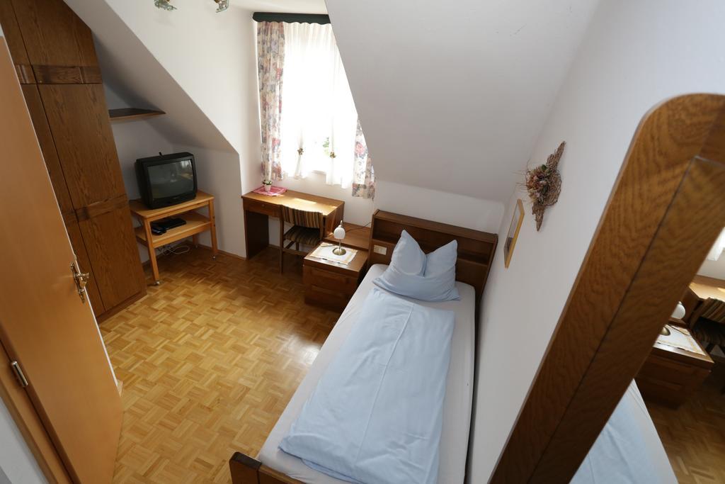 Hotel Pesentheinerhof Millstatt am See Zimmer foto